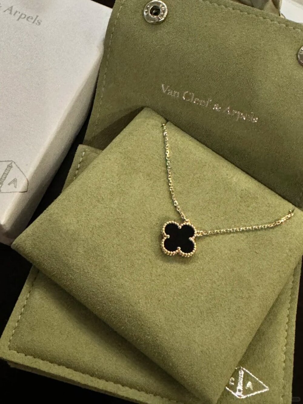 Authentic Van Cleef & Arpels 18K Yellow Gold Necklace